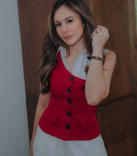 OOTD Wulan Guritno Pakai Baju Merah. (Instagram/@wulanguritno)