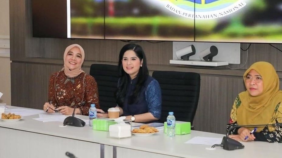 Gaya Annisa Pohan Pimpin Rapat Perdana Usai Resmi Jadi Ibu Menteri (Instagram)