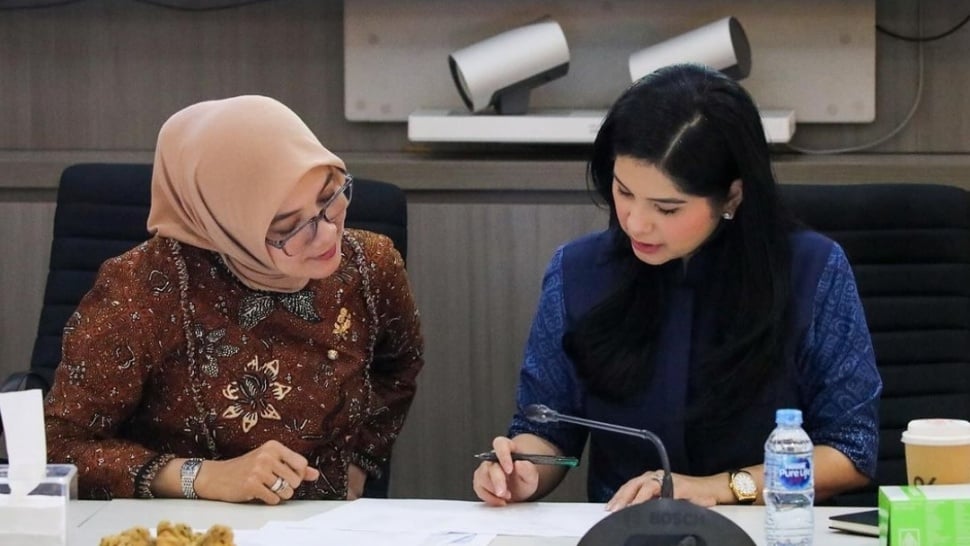 Gaya Annisa Pohan Pimpin Rapat Perdana Usai Resmi Jadi Ibu Menteri (Instagram)