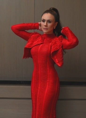 OOTD Wulan Guritno Pakai Baju Merah. (Instagram/@wulanguritno)