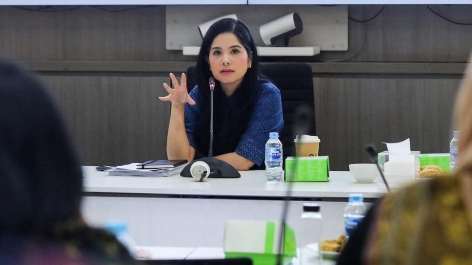 Gaya Annisa Pohan Pimpin Rapat Perdana Usai Resmi Jadi Ibu Menteri (Instagram)