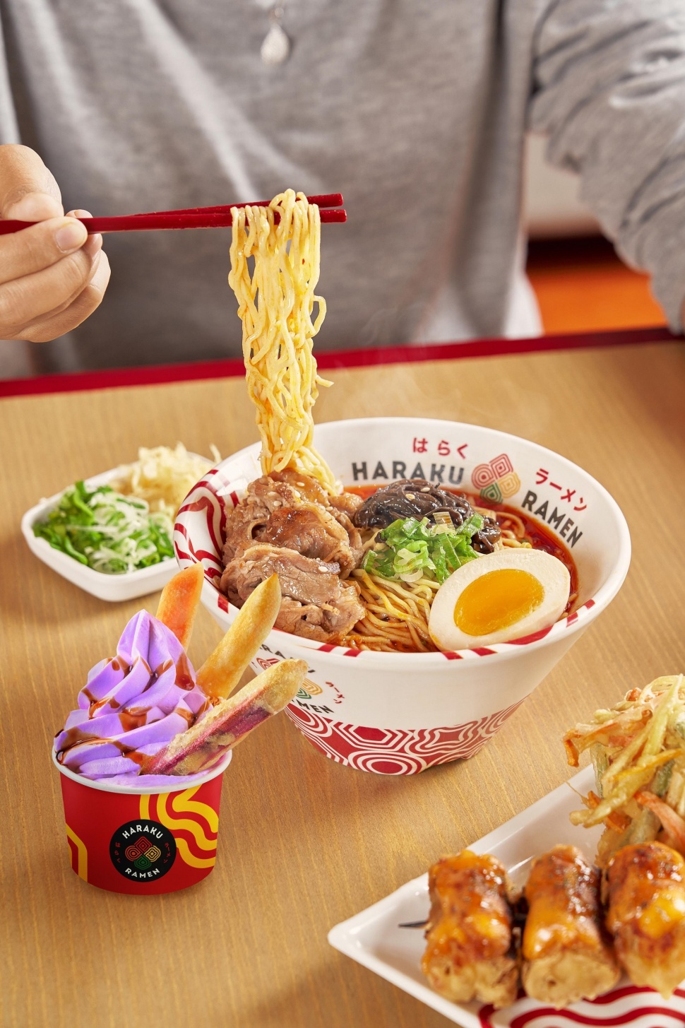 Ramen dan Tempura Ice Cream di Haraku Ramen. (Dok. Ismaya Group)