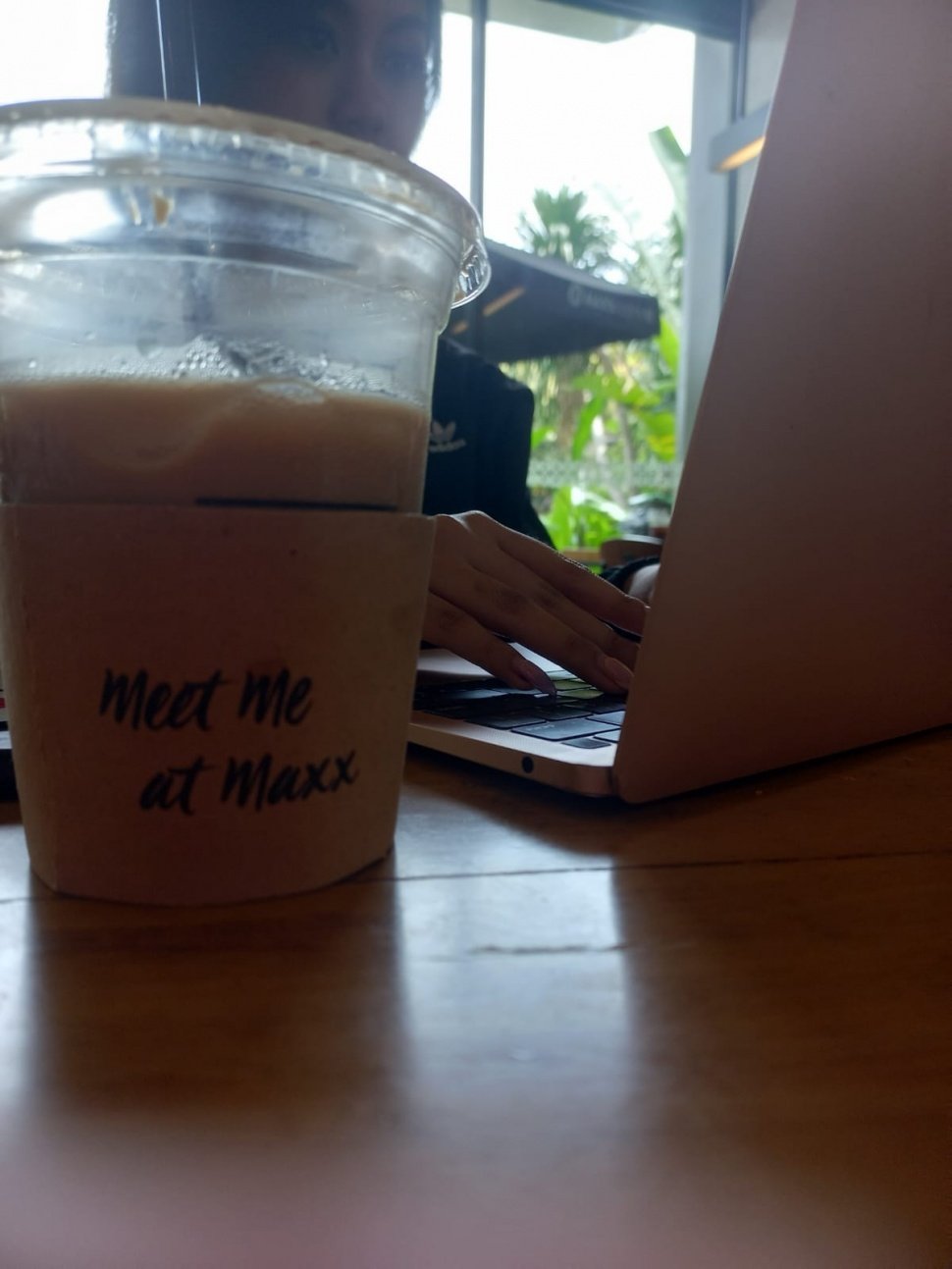 Maxx Coffee, Spot Nyaman Buat Nongkrong dan Nugas di Kampus UI. (Suara.com/Vania)