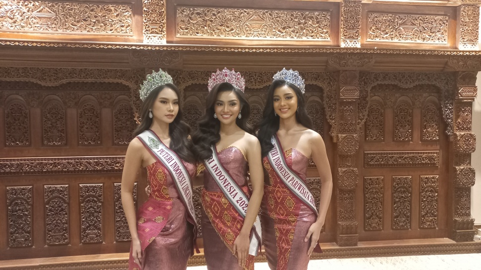 Miss International 2023 Andrea Valentina Rubio Armas, Miss Supranational 2023 Andrea Victoria Aguilera, dan Miss Charm 2023 Luma Russo (Suara.com/Dini Afrianti Efendi)