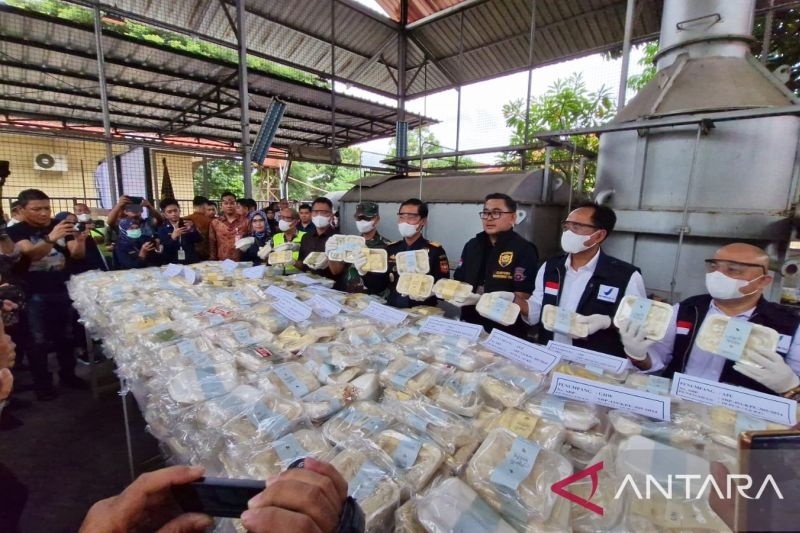 Kantor Pelayanan Utama Bea dan Cukai Tipe Madya Pabean (KPUBC TMP) C Soekarno-Hatta, Tangerang, memusnahkan  2.564 boks olahan pangan "after you milk bun" hasil sitaan petugas. ANTARA/Azmi Samsul Maarif