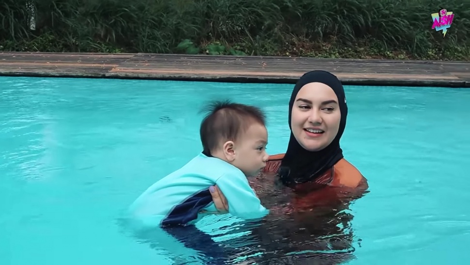 Anak Artis yang Sudah Belajar Berenang Sejak Masih Bayi. (tangkap layar YouTube)
