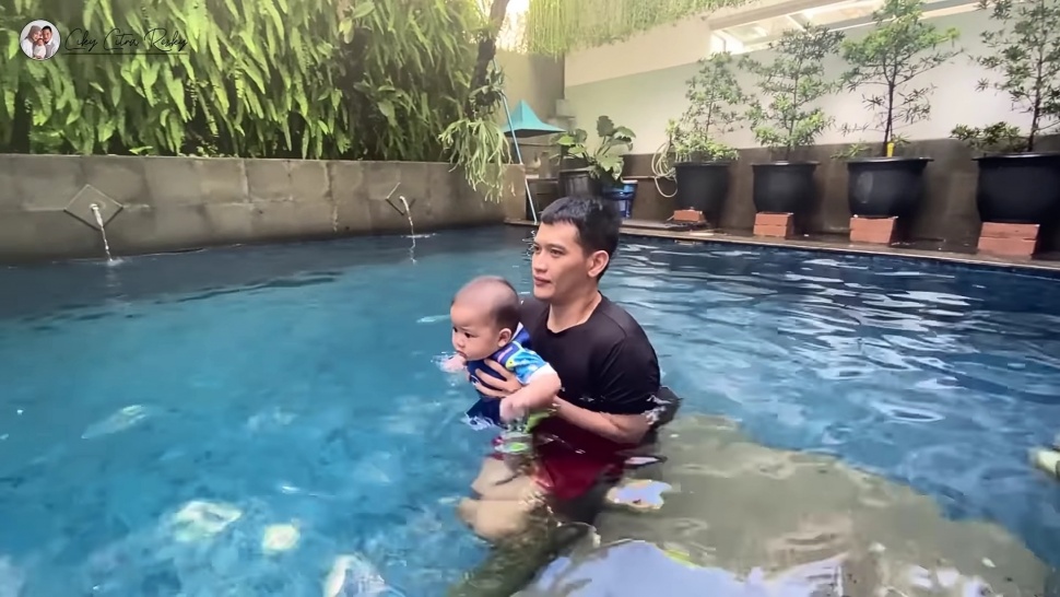 Anak Artis yang Sudah Belajar Berenang Sejak Masih Bayi. (tangkap layar YouTube)