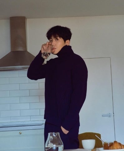 Inspirasi OOTD Turtleneck ala Kim Seon Ho. (Instagram/@seonho__kim)