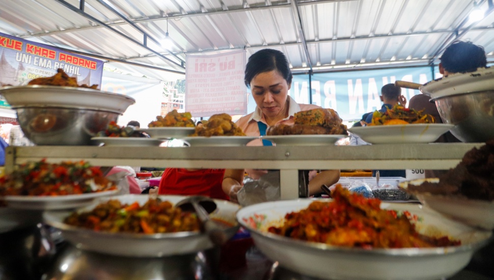 Pembeli memilih makanan di Pasar Takjil Bendungan Hilir, Jakarta, Rabu (13/3/2024). [Suara.com/Alfian Winanto]