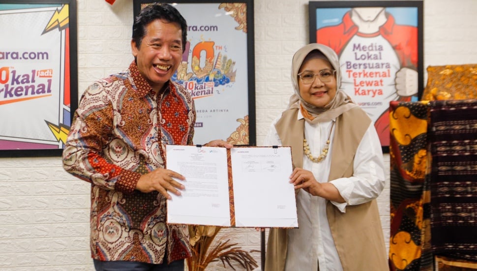 Pemimpin Redaksi Suara.com, Suwarjono (kiri) bersama Founder & Researcher CORE Indonesia, Hendri Saparini (kanan) usai menandatangani MoU Kerja Sama gelaran Youth Economic Summit 2024 di Kantor Redaksi Suara.com, Kuningan, Jakarta, Rabu (13/3/2024). [Suara.com/Alfian Winanto]