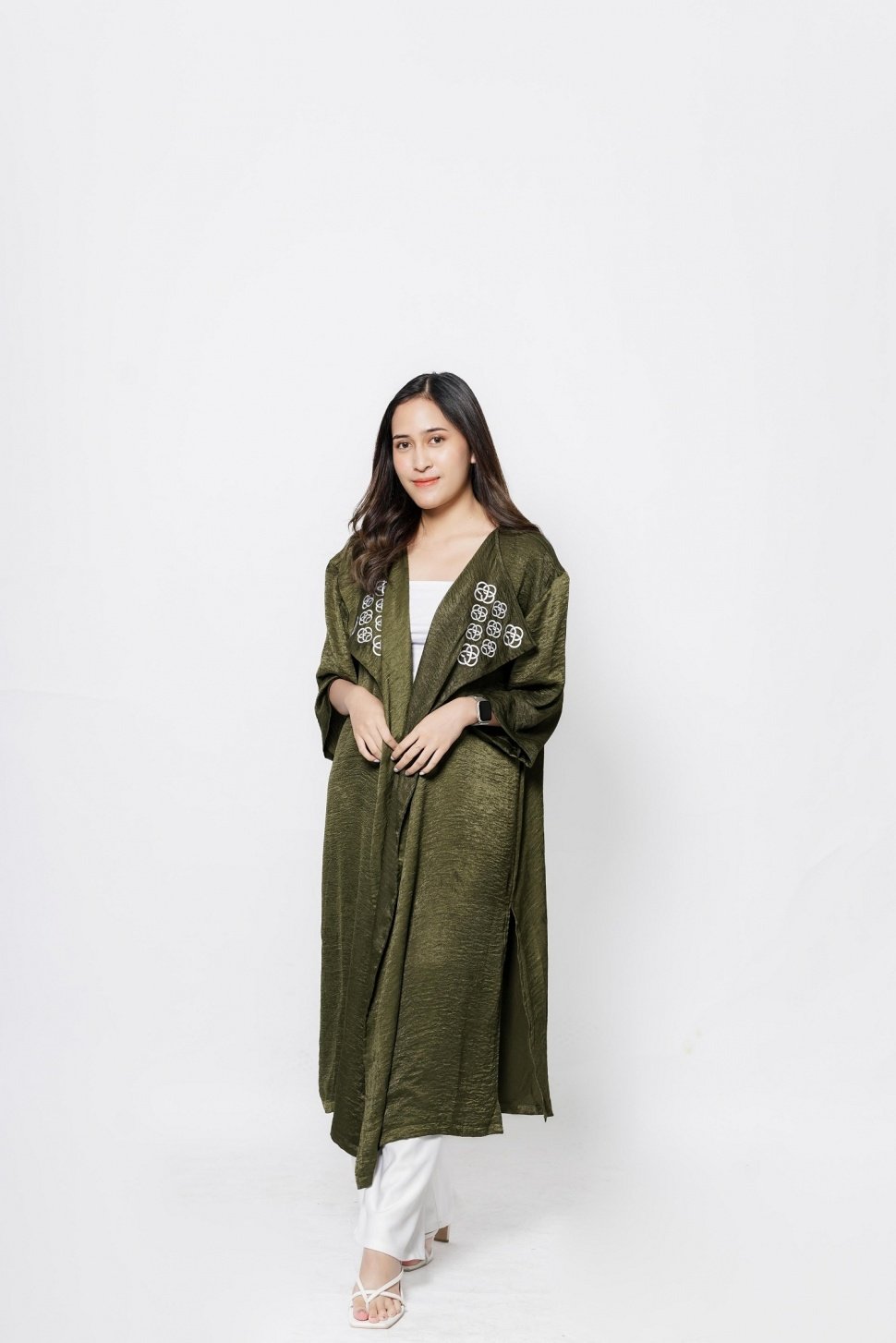 Raya Collection 2024 ini dirancang untuk kenyamanan sekaligus keanggunan, sesuai dengan nilai kemenangan di hari raya Idulfitri yang menggunakan bahan premium Santorini (untuk busana perempuan). Raya Collection dan juga seluruh koleksi dari Fabrica mengadopsi konsep Zero Waste, yaitu proses produksi dan potongannya meminimalisir adanya waste product. (Foto: Dok. Istimewa)