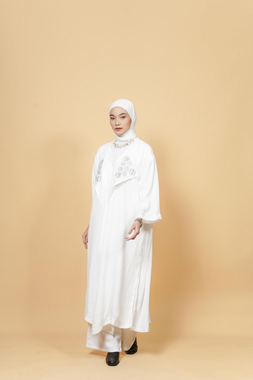 Raya Collection 2024 ini dirancang untuk kenyamanan sekaligus keanggunan, sesuai dengan nilai kemenangan di hari raya Idulfitri yang menggunakan bahan premium Santorini (untuk busana perempuan). Raya Collection dan juga seluruh koleksi dari Fabrica mengadopsi konsep Zero Waste, yaitu proses produksi dan potongannya meminimalisir adanya waste product. (Foto: Dok. Istimewa)