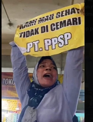 Aksi emak-emak bentangkan poster berisi aksi protes terhadap dugaan pencemaran lingkungan PT PPSP Aksi protes itu digelar saat Presiden Jokowi berkunjung pasar di Labuhanbatu, Sumatera Utara (Sumut). (tangkapan layar/Twitter)