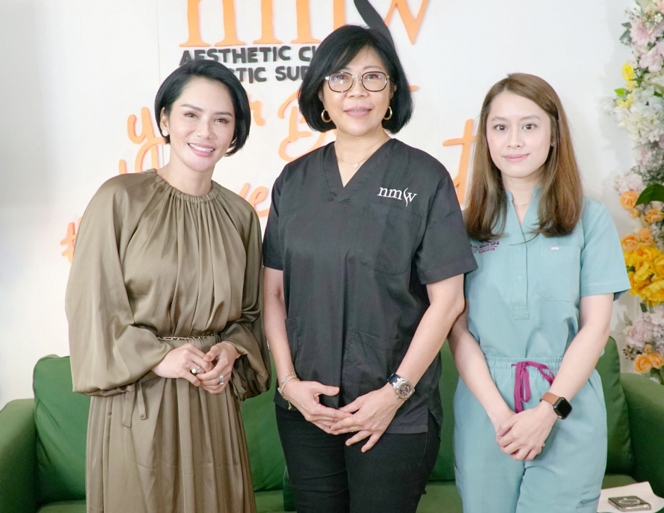 Selebritas Devi Demplon, Founder NMW Aesthetic Clinic dr. Nataliani Mawardi, Dipl. CIBTAC dan dr. Dessyta Sukma Nurmaulinda, Sp.BP-RE, M.Ked.Klin, saat media gathering dan Bukber bertajuk "Kulit dan Wajah Tetap Sehat dan Bugar di Bulan Ramadan' di Jakarta, Kamis (14/3/2024).  