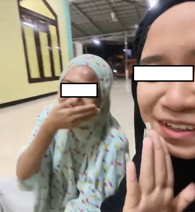 Viral kepala cewek benjol saat buat video TikTok di masjid. (TikTok/@by.pjnt)