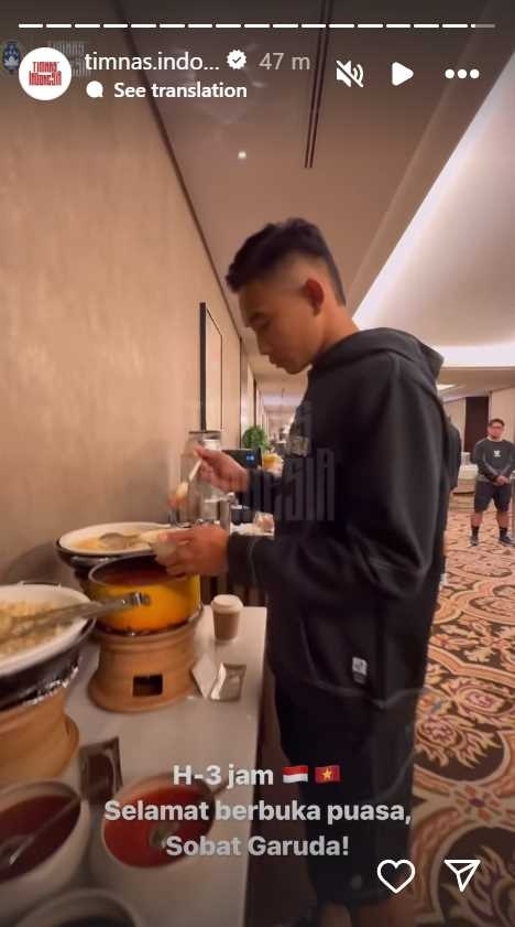 Suasana skuad Timnas Indonesia berbuka puasa hanya tiga jam jelang laga kontra Vietnam dalam matchday ketiga Grup F putaran kedua Kualifikasi Piala Dunia 2026 zona Asia, Kamis (21/3/2024). [Dok. IG/@timnas.indonesia]