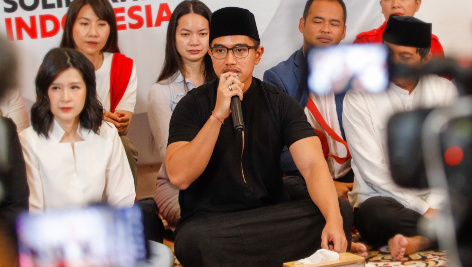 Ketua Umum Partai Solidaritas Indonesia (PSI) Kaesang Pangarep (tengah) menyampaikan pandangannya terkait hasil Pemilu 2024 di DPP PSI, Jakarta, Selasa (21/3/2024). [Suara.com/Alfian Winanto]