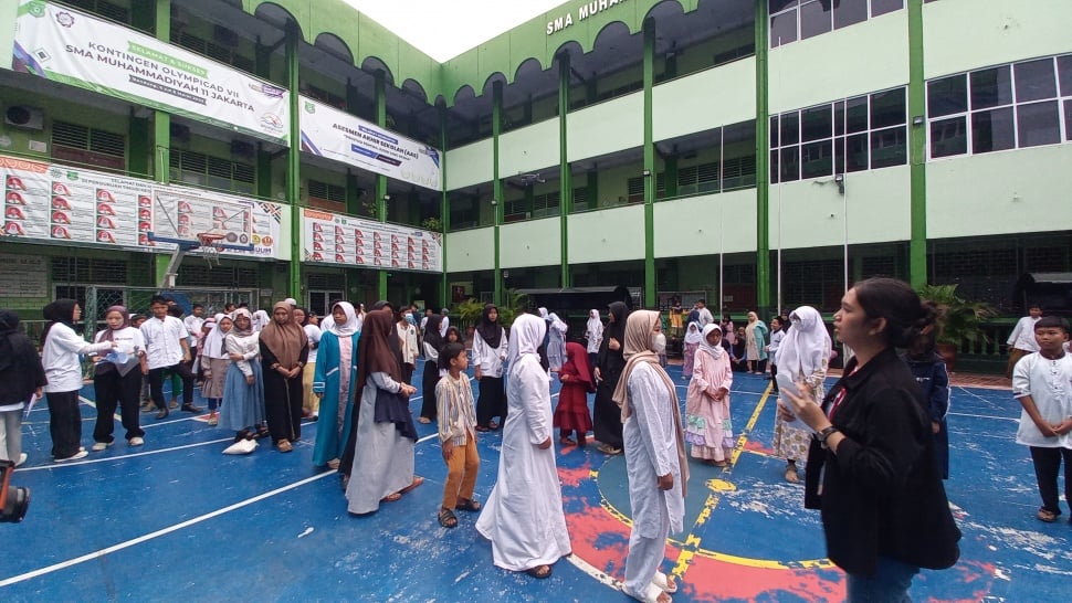 Keseruan kru suara.com bermain games bersama anak yatim piatu di Kompleks Perguruan Muhammadiyah Rawamangun, Jakarta Pusat, Jumat (22/3/2024). (Suara.com/Dini Afrianti Efendi) 