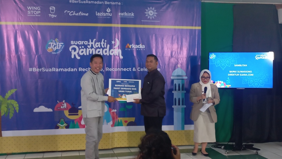 Simbolik serah terima bantuan TGIF Suara.com dari Direktur Suara.com, Suwarjono (kiri) kepada Perwakilan Muhammadiyah Rawamangun Bagus Wira Andriawan (kanan)  di Aula Kompleks Perguruan Muhammadiyah Rawamangun, Jakarta Pusat, Jumat (22/3/2024). (Suara.com/Dini Afrianti Efendi) 