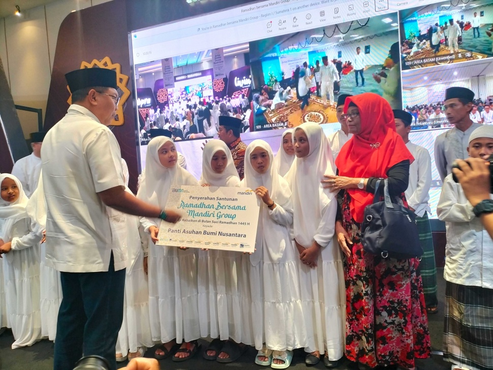 Bank Mandiri menyantuni anak yatim dan duafa di Medan. [Suara.com/M.Aribowo]