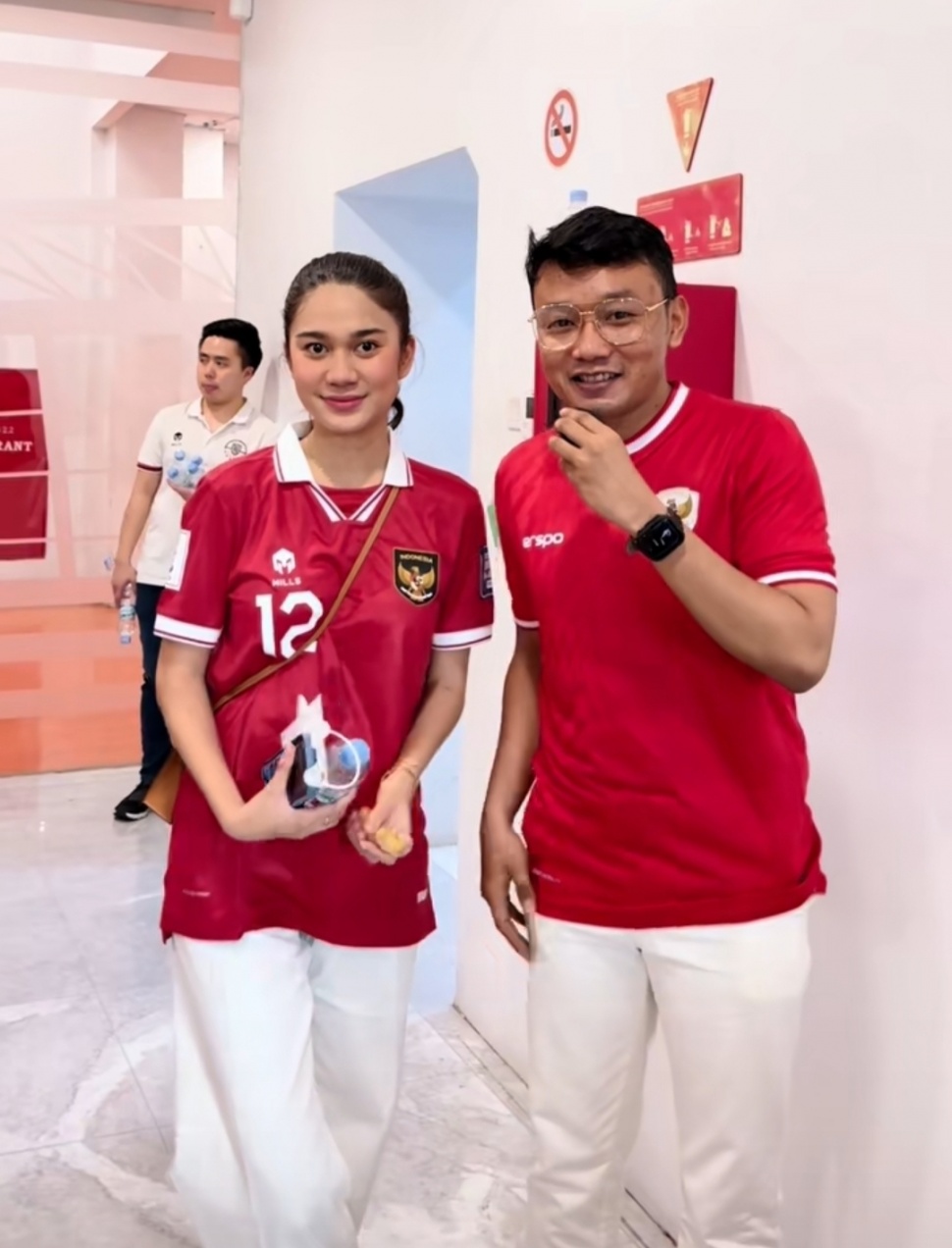 Penampilan Azizah Salsha Pakai Jersey Timnas Indonesia Milik Pratama Arhan (TikTok/marga_tama)