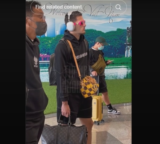 Gaya Justin Hubner di bandara. (TikTok)