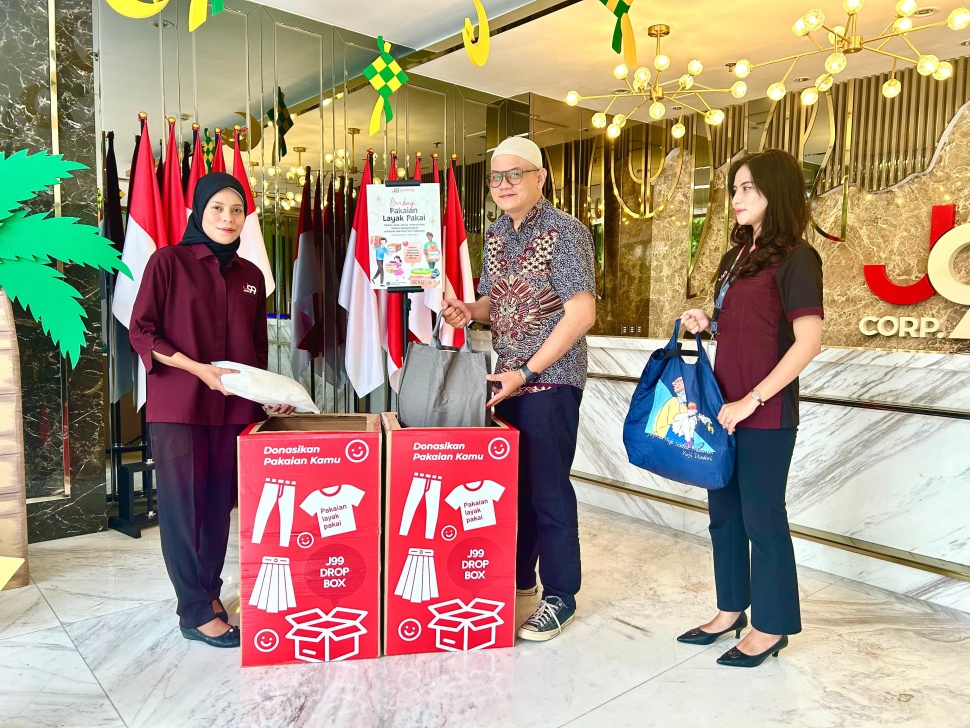 Tahun ini, mengusung pesan kunci Berbagi di Bulan Suci, berbagai kegiatan positif dilakukan J99 Corp. dan seluruh unit bisnisnya, mulai dari berbagi puluhan ribu paket buka puasa (takjil dan nasi kotak), berbagi alat salat, Tebar Al-Qur'an, santunan ke panti asuhan di beberapa wilayah hingga mudik gratis. (Foto: Istimewa)