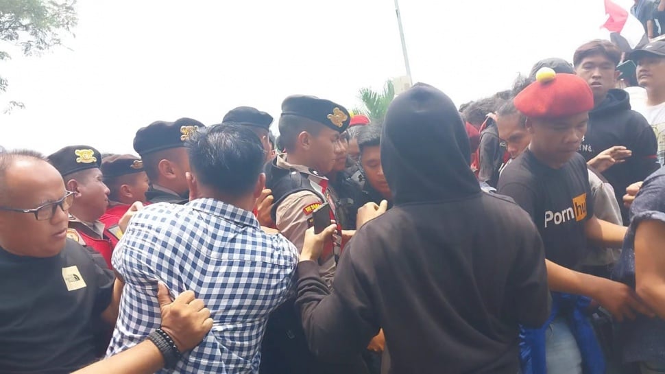 Massa bela ketua adat bentrok di Polda Sumut. [Ist]