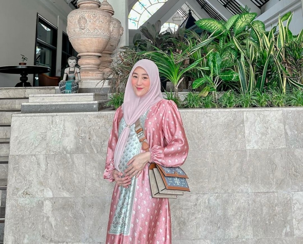 OOTD Larissa Chou yang Tak Lagi Pakai Hijab Syari (Instagram)