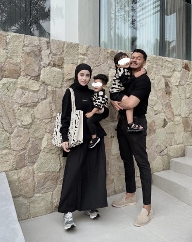 Potret Aghnia Punjabi Dan Anak yang Jadi Korban Kekerasan Pengasuhnya. (Instagram/@emyaghnia)