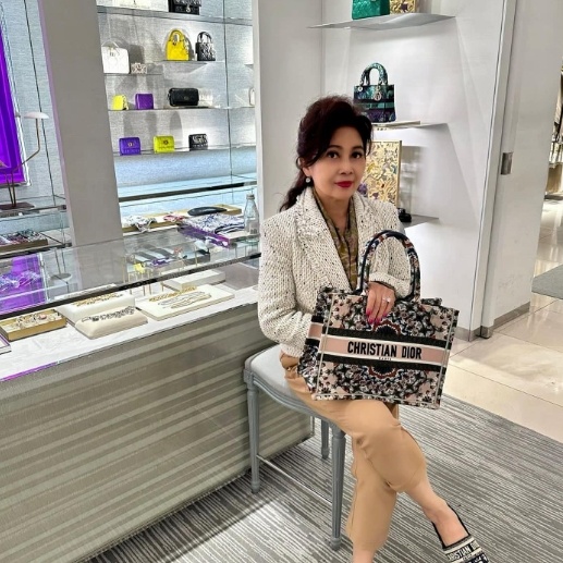  4 Koleksi Tas Branded Ibu Sandra Dewi (Instagram/catharinaerliani)