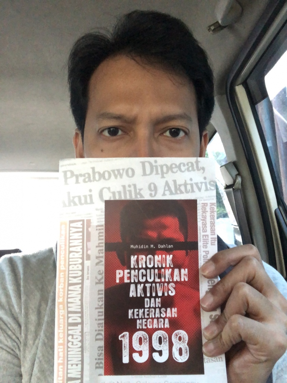 Fedi Nuril membaca buku "Kronik Penculikan Aktivis dan Kekerasan Negara 1988". (X/@realfedinuril)