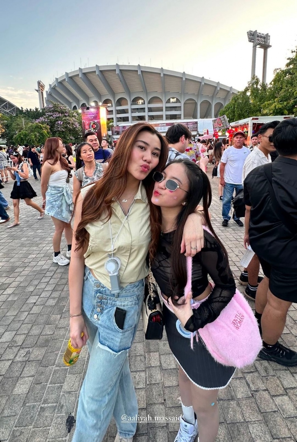 Adu Gaya Aaliyah Massaid dan Eca Aura Saat Nonton Konser Bruno Mars (Instagram)