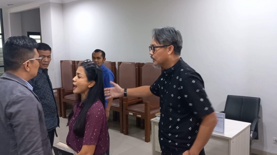 Nirina Zubir adu mulut dengan pengacara Riri Khasmita usai menjalani sidang kasus tanah di Pengadilan Tata Usaha Negara (PTUN) Pulo Gebang, Jakarta Timur, Selasa (2/4/2024). [Tiara Rosana/Suara.com]