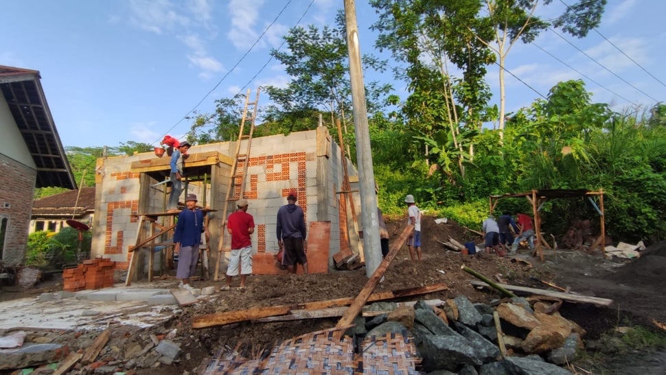 Renovasi atau pemugaran Masjid Kampung Cibeureum di Cianjur, Jawa Barat yang dilakukan oleh Scarlett. (Foto: Istimewa)