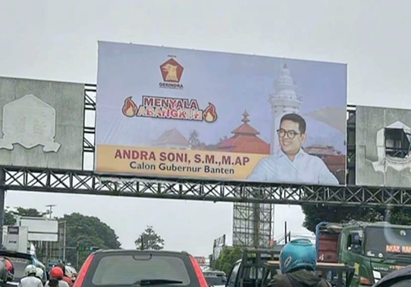 Bilbord Calon Gubernur Banten, Andra Soni mulai terpampang di jalan, Kamis (4/4/2024). [Yandi Sofyan/Suara.com]                                                                                                                                                                                                                                                                                                                   