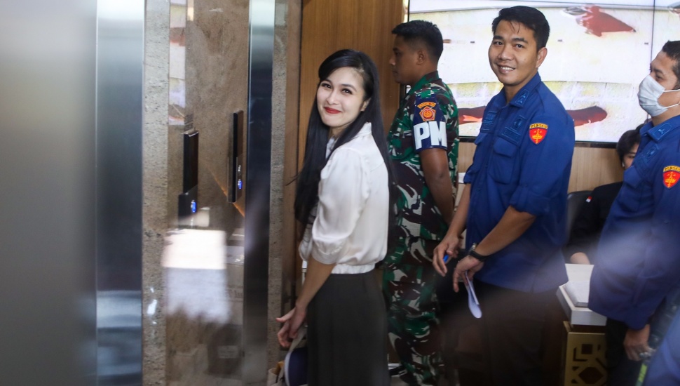 Artis Sandra Dewi saat datang untuk menjalani pemeriksaan di Gedung Kejaksaan Agung RI, Jakarta, Kamis (4/4/2024). [Suara.com/Alfian Winanto]
