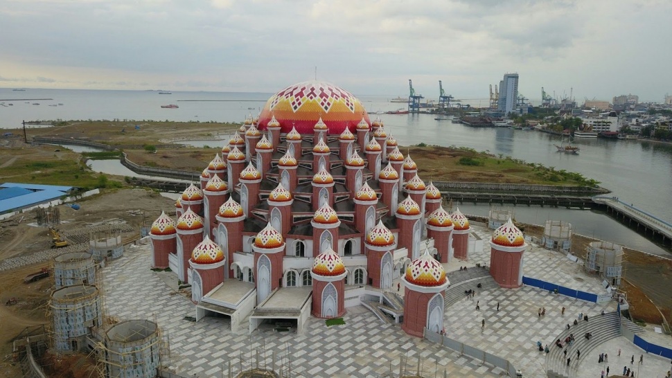 Wisata Religi di Masjid 99 Kubah. (Dok. Archipelago)