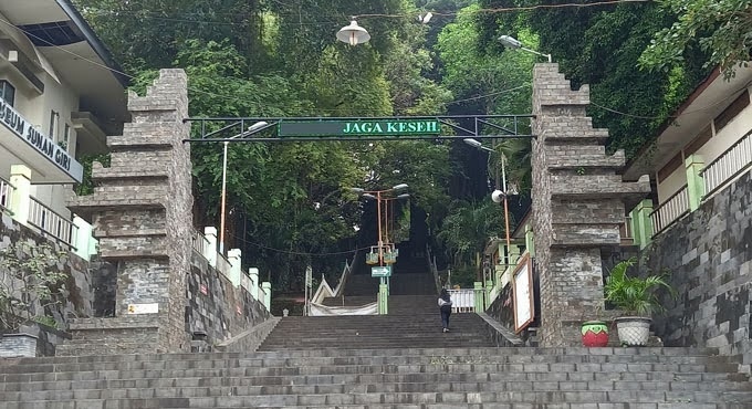 Wisata Religi di Makam Sunan Giri Gresik. (Dok. Archipelago)