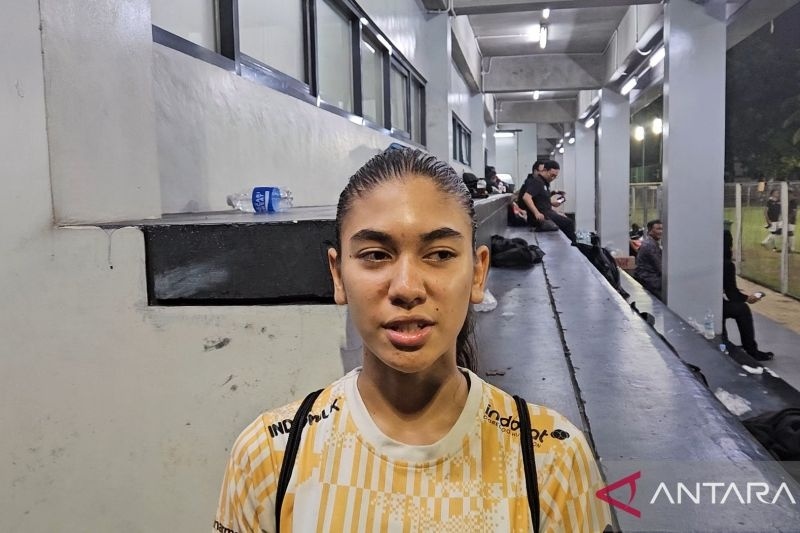 Pemain timnas putri U-17 Claudia Scheunemann menjawab pertanyaan pewarta setelah menjalani latihan di Lapangan latihan B, Komplek Gelora Bung Karno, Jakarta, Jumat (5/4/2024). (ANTARA/RAUF ADIPATI)