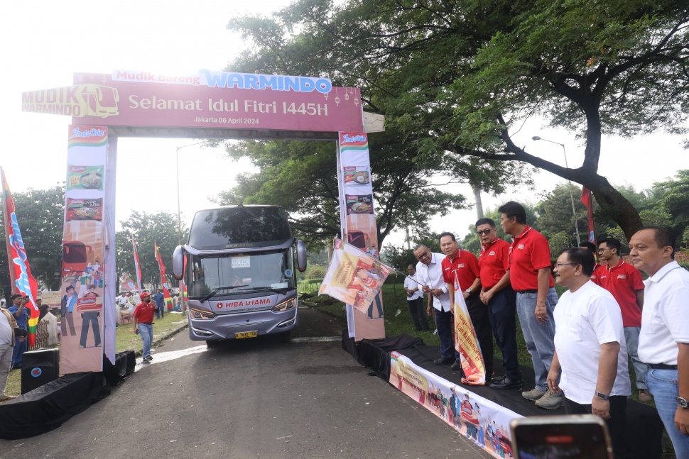 Pelepasan keberangkatan 767 orang mitra usaha warmindo yang turut serta dalam program mudik gratis PT Indofood CBP Sukses Makmur Tbk (ICBP) Divisi Mi Instant. (Dok: Kemnaker)