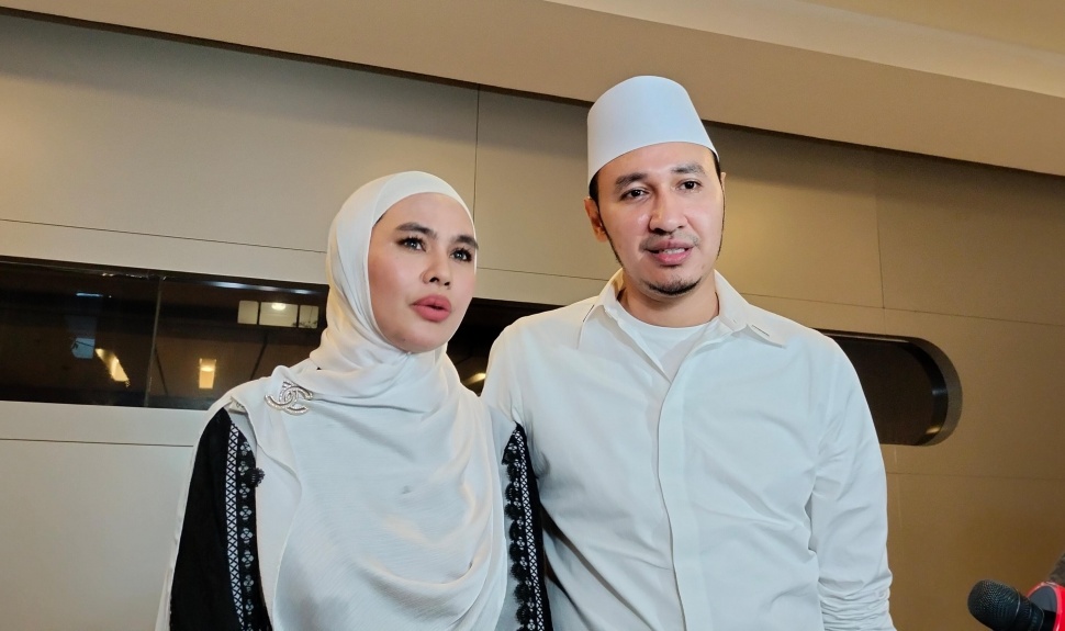 Kartika Putri dan Habib Usman bin Yahya di kawasan Kemang, Jakarta Selatan, Jumat (5/4/2024). [Suara.fom/Rena Pangesti]