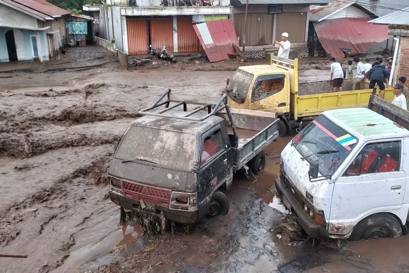 Kondisi daerah Bukik Batabuah, Kabupaten Agam, yang rusak karena banjir lahar dingin Gunung Marapi pada Jumat (5/4/2024). [Dok.Antara]