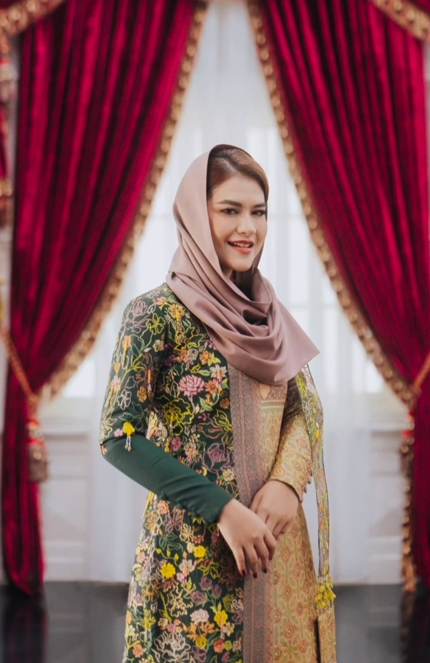 Potret Cantik Kahiyang Ayu Dalam Balutan Baju Kurung dari Songket Bungo Cino (Instagram)