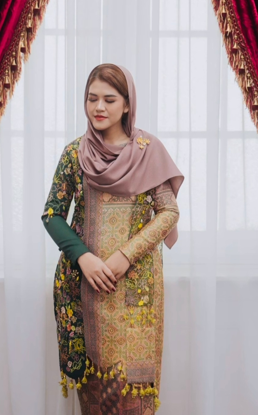 Potret Cantik Kahiyang Ayu Dalam Balutan Baju Kurung dari Songket Bungo Cino (Instagram)