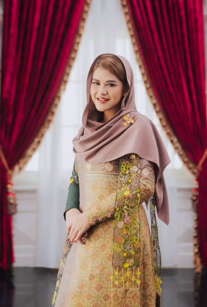 Potret Cantik Kahiyang Ayu Dalam Balutan Baju Kurung dari Songket Bungo Cino (Instagram)