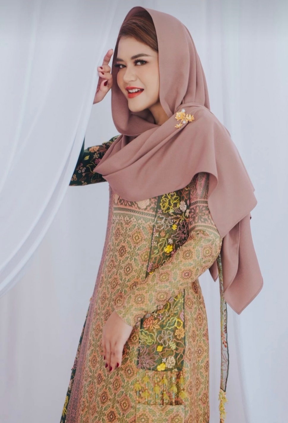 Potret Cantik Kahiyang Ayu Dalam Balutan Baju Kurung dari Songket Bungo Cino (Instagram)