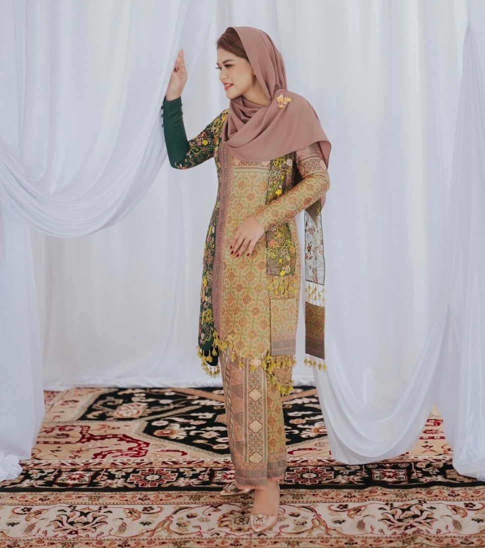 Potret Cantik Kahiyang Ayu Dalam Balutan Baju Kurung dari Songket Bungo Cino (Instagram)