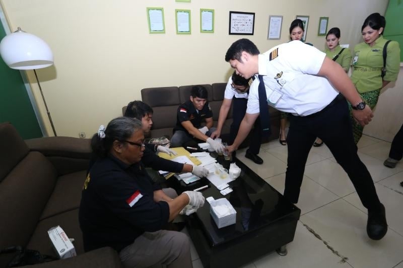 Polisi melakukan tes urine terhadap pilot dan awak maskapai di Bandara Kualanamu. [Dok.Istimewa]