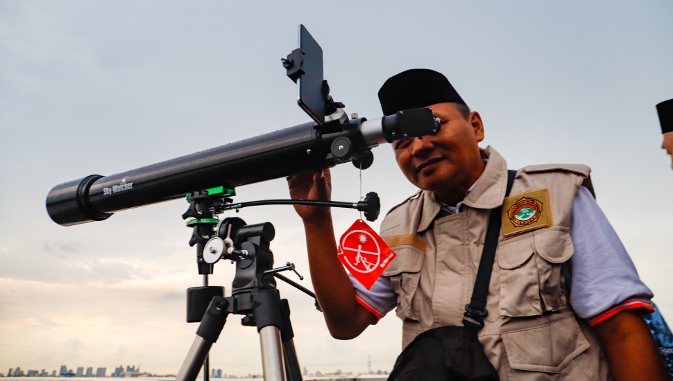 Petugas melakukan pemantauan hilal 1 Syawal 1445 H di Kanwil Kementerian Agama, Jakarta, Selasa (9/4/2024). [Suara.com/Alfian Winanto]